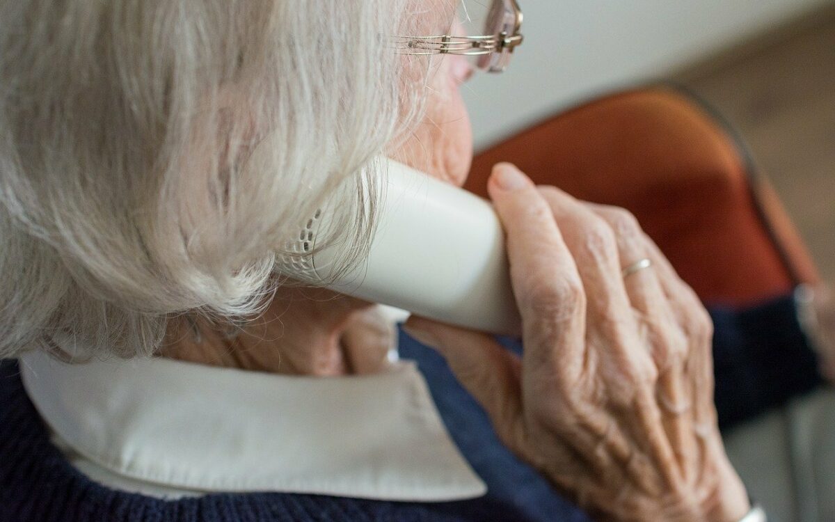 Eine alte Frau mit einem Telefon in der Hand Eine alte Frau mit einem Telefon in der Hand